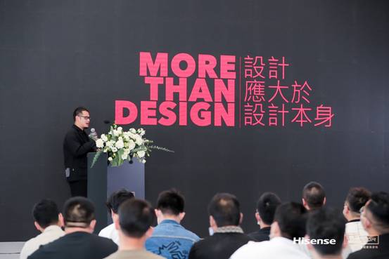 一群人在台上演讲
描述已自动生成