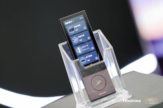 电子设备放在桌子上的手机
描述已自动生成